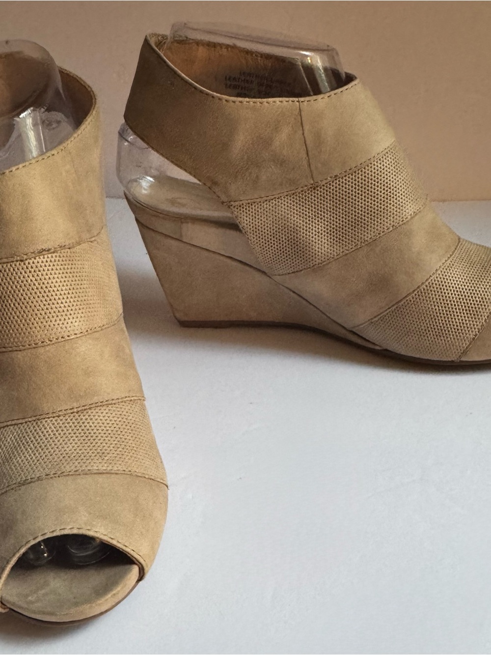 Earthies Women's 7 Taupe Suede Leather Peep Toe Wedge Heel Shoes EUC
